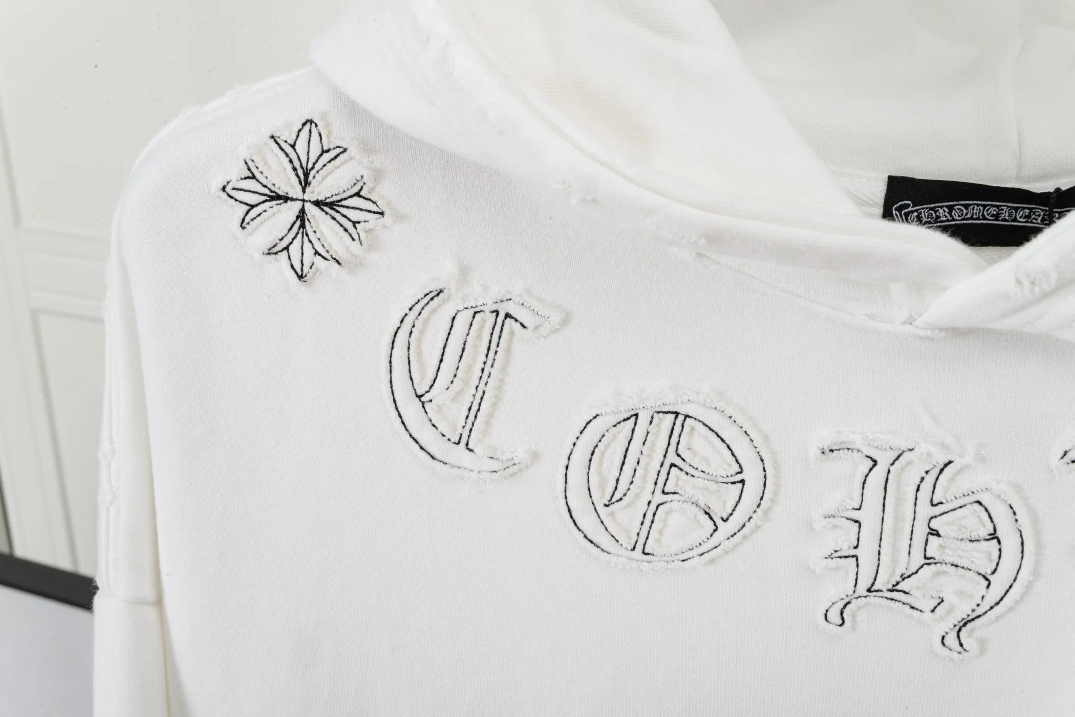 P320 𝗖𝗵𝗿𝗼𝗺𝗲 𝗛𝗲𝗮𝗿𝘁𝘀/Cro Heart 2025 Cross Patch Embroidery Summer New Original Single Counter American Acid Washed Distressed Laser Burnt Patch Embroidery Couple Casual Hooded Sweatshirt Customized fabric 440g tripe terry fabric! American acid-washed and distressed original fabric laser burnt ✟appliqué embroidery and exquisite embroidery of letters! The best-selling model at the counter. It is very comfortable to wear. It is low-key yet luxurious. It is very classy when worn. The large size and tailoring are needless to say. The upper body is exquisite and vivid. 👍High-end first-class materials. A truly palace-level product. The cotton from Turkey is of outstanding quality. After heavy washing, the clothes are very soft! Not picky, the upper body is absolutely stylish and extremely luxurious. Auxiliary materials: The original model has been authenticated and labeled ➕100% silk washed with water label. Genuine purchase-grade original hangtag➕matching hanging rope➕3D hanging beads➕original packaging bag. Craftsmanship: The original version has consistent wiring! The highest version of the armhole matching technique! Countless times of pattern making to 100% restore the original appearance! The correct version is the same for men and women, super eye-catching, super good-looking, and super atmospheric! Color: white, washed black, washed blue Size: XS-L
